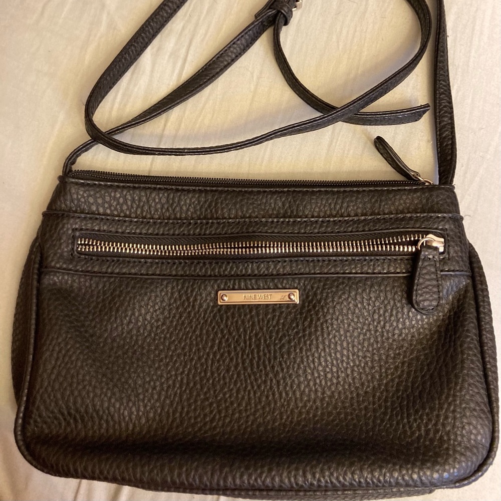 NINE WEST BLACK CROSS-BODY BAG / LONG STRAP / EUC
